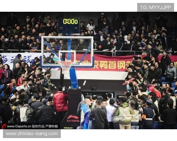 奥纳纳推开球迷请求合影后遭水瓶袭击 事件引发热议 奥纳纳推开球迷请求合影后遭水瓶袭击 事件引发热议